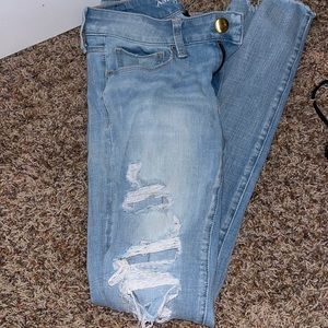 AMERICAN EAGLE SUPER STRETCH! light wash ripped jeans.